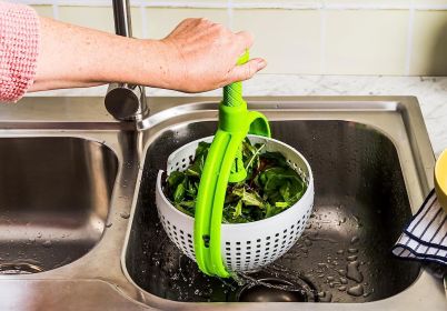 Easy-To-Use Salad Spinner  Colander with Collapsible Handle